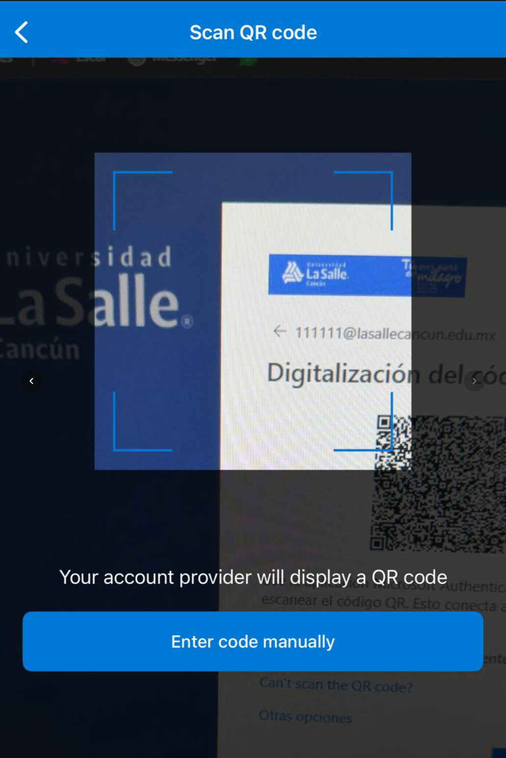 Teléfono escaneando el código QR mostrado en la computadora